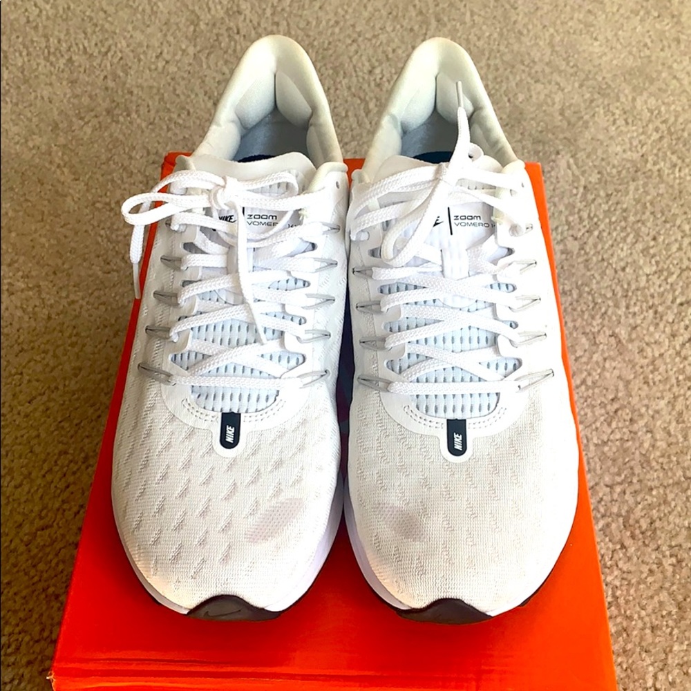 NIKE Air Zoom Vomero TB white/blk Mens sz 9